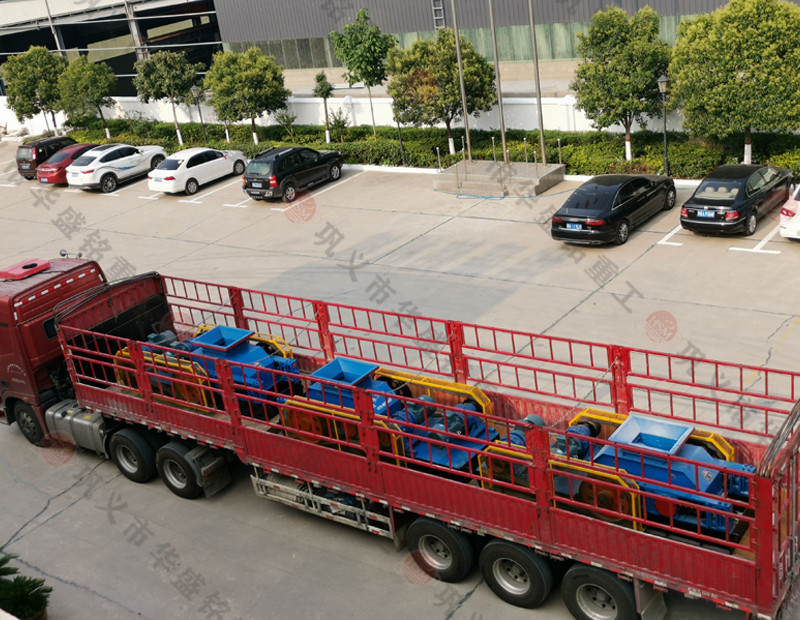 三台400x600小型对辊凯发旗舰厅官网发货现场