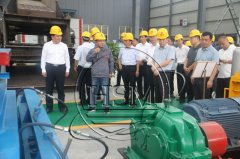 砂石厂液压对辊凯发旗舰厅官网厂家--热烈欢迎袁书记来我厂参观考察